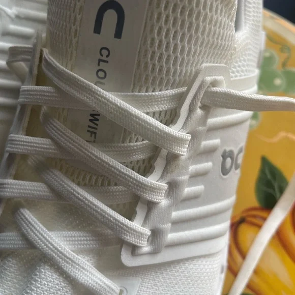 On Cloud Running White Low-Top Mesh Trainer 8.5 - Picture 2 of 15